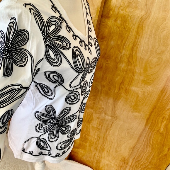 V- neck shirt - Picture 4 of 5